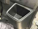 運転席には掘り込み式ドリンクホルダーが付いています