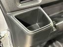 助手席にも掘り込み式ドリンクホルダーが付いています