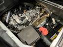 運転席側シートの下にはメンテナンスホール。エンジンルーム内のクリーニングにも手抜かりは有りません。