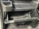 小物が収納できる運転席側インパネアッパーボックス。 ボックス内にはUSBソケットが一口。