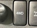 走行中でも４ＷＤ⇔２ＷＤの切り替えはスイッチ一つでＯＫ。パートタイム４ＷＤで悪路走行性と経済性を両立。