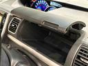 運転席インパネアッパーボックスは小物の収納に便利です。