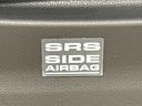 車両側方からの衝撃を緩和するSRSサイドエアバッグ(運転席/助手席)が付いてます