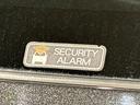 不正にドアを開けると室内ブザーが鳴り、外部にクラクションで異常をお知らせするセキュリティアラーム