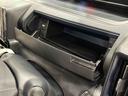 小物が収納できる運転席側インパネアッパーボックス。　ボックス内にはＵＳＢソケットが一口。