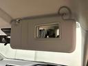 ちょっとした身だしなみチェックができるバニティミラー付き(運転席・助手席)サンバイザーが付いてます。運転席側はチケットフォルダー付き。