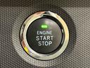 電子カードキーを携帯していれば、ボタンを押すだけでエンジンの始動がスマートに行えます。