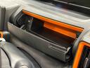 小物が収納できる運転席側インパネアンダーボックス。　ボックス内にはＵＳＢソケットが一口。