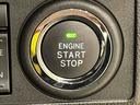 エンジン始動はプッシュスタートで楽々♪電子カードキーを携帯していれば、ブレーキを踏みながらボタンを押すだけで、エンジンの始動がスマートに行えます♪