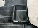 靴などが収納できる便利な助手席シートアンダートレイが付いてます