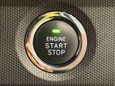 電子カードキーを携帯していれば、ボタンを押すだけでエンジンの始動がスマートに行えます。
