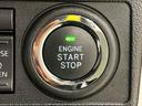 エンジン始動はプッシュスタートで楽々♪電子カードキーを携帯していれば、ブレーキを踏みながらボタンを押すだけで、エンジンの始動がスマートに行えます♪