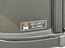 不正にドアを開けると室内ブザーが鳴り、外部にクラクションで異常をお知らせするセキュリティアラーム