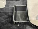 靴などが収納できる便利な助手席シートアンダートレイが付いてます
