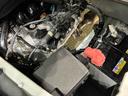 助手席側シートの下にエンジンルーム。専任スタッフによってクリーニング済。
