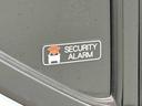 不正にドアを開けると室内ブザーが鳴り、外部にクラクションで異常をお知らせするセキュリティアラーム