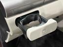 助手席側にはワンプッシュ式オートオープンカップホルダー装備