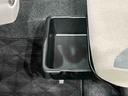 靴などが収納できる便利な助手席シートアンダートレイが付いてます