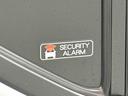 不正にドアを開けると室内ブザーが鳴り、外部にクラクションで異常をお知らせするセキュリティアラーム