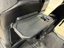 飲み物や食べ物を気軽に置ける格納式シートバックテーブルを、運転席と助手席の背もたれにご用意。車内の休憩も快適です！