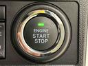 エンジン始動はプッシュスタートで楽々♪電子カードキーを携帯していれば、ブレーキを踏みながらボタンを押すだけで、エンジンの始動がスマートに行えます♪