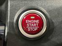 エンジン始動はプッシュスタートで楽々♪電子カードキーを携帯していれば、ブレーキを踏みながらボタンを押すだけで、エンジンの始動がスマートに行えます♪
