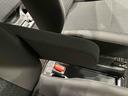 運転席にはフロントセンターアームレスト。