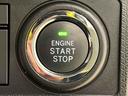 電子カードキーを携帯していれば、ボタンを押すだけでエンジンの始動がスマートに行えます。