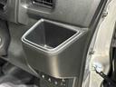 運転席には600mLのペットボトル等を収納できる掘り込み式ドリンクホルダーが付いています