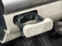 助手席側にはワンプッシュ式オートオープンカップホルダー装備