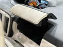 手の届くところに大きな小物入れ。運転席側インパネアッパーボックス。
