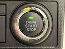 エンジン始動はプッシュスタートで楽々♪電子カードキーを携帯していれば、ブレーキを踏みながらボタンを押すだけで、エンジンの始動がスマートに行えます♪