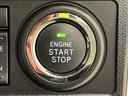 エンジン始動はプッシュスタートで楽々♪電子カードキーを携帯していれば、ブレーキを踏みながらボタンを押すだけで、エンジンの始動がスマートに行えます♪
