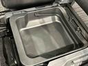 助手席シート下にも大きな収納がございます
