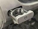 助手席側にはワンプッシュ式オートオープンカップホルダー装備
