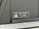 不正にドアを開けると室内ブザーが鳴り、外部にクラクションで異常をお知らせするセキュリティアラーム