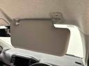 眩しい日差しをシャットアウト。運転席、助手席共にサンバイザー付いてます