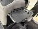 飲み物や食べ物を気軽に置ける格納式シートバックテーブルを、運転席と助手席の背もたれにご用意。車内の休憩も快適です！