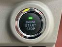 エンジン始動はプッシュスタートで楽々♪電子カードキーを携帯していれば、ブレーキを踏みながらボタンを押すだけで、エンジンの始動がスマートに行えます♪