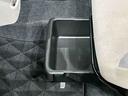 靴などが収納できる便利な助手席シートアンダートレイが付いてます