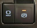 指先だけで簡単に操作が可能な電動パーキングブレーキを採用。「HOLD」スイッチを押すと、渋滞や信号待ちなどでブレーキペダルから足を離しても、ブレーキを保持するので安心です