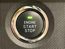 電子カードキーを携帯していれば、ボタンを押すだけでエンジンの始動がスマートに行えます。