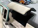 手の届くところに大きな小物入れ。運転席側インパネアッパーボックス。
