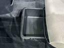 靴などが収納できる便利な助手席シートアンダートレイが付いてます