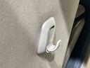 運転席＆助手席の背面についたユーティリティフックには荷物がサッと掛けられます。