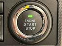 電子カードキーを携帯していれば、ボタンを押すだけでエンジンの始動がスマートに行えます。