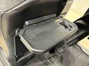 飲み物や食べ物を気軽に置ける格納式シートバックテーブルを、運転席と助手席の背もたれにご用意。車内の休憩も快適です！