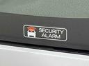 不正にドアを開けると室内ブザーが鳴り、外部にクラクションで異常をお知らせするセキュリティアラーム