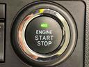 電子カードキーを携帯していれば、ボタンを押すだけでエンジンの始動がスマートに行えます。