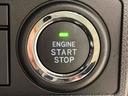 電子カードキーを携帯していれば、ボタンを押すだけでエンジンの始動がスマートに行えます。